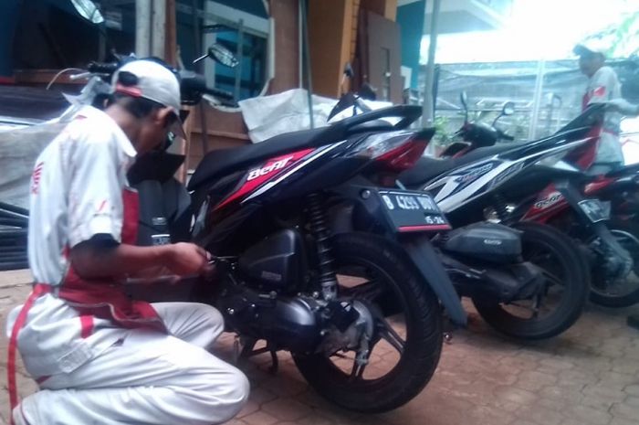 Detail Gambar Sepeda Motor Beat Di Garasi Rumah Nomer 29