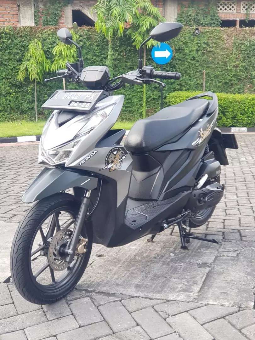 Detail Gambar Sepeda Motor Beat Di Garasi Rumah Nomer 31