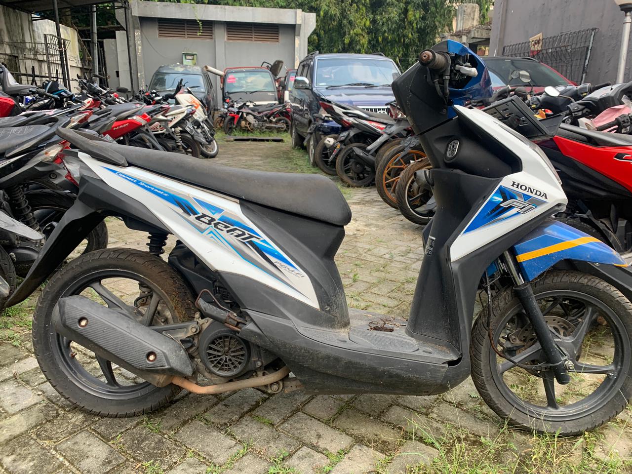 Detail Gambar Sepeda Motor Beat Putih Di Parkir Nomer 53