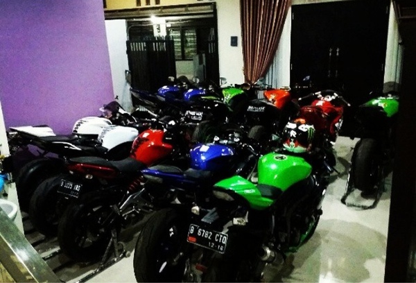 Detail Gambar Sepeda Motor Di Garasi Rumah Nomer 13