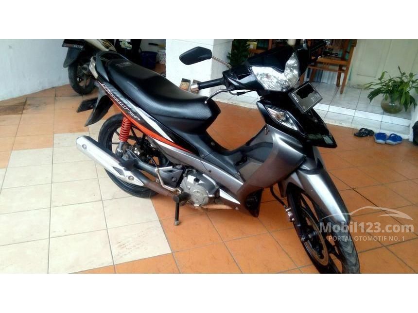 Detail Gambar Sepeda Motor Zuzuki 125 2008 Hitam Nomer 9