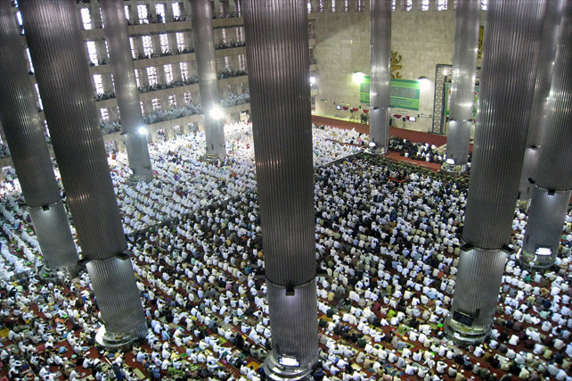 Detail Gambar Sholat Berjamaah Di Masjid Istiqlal Nomer 13