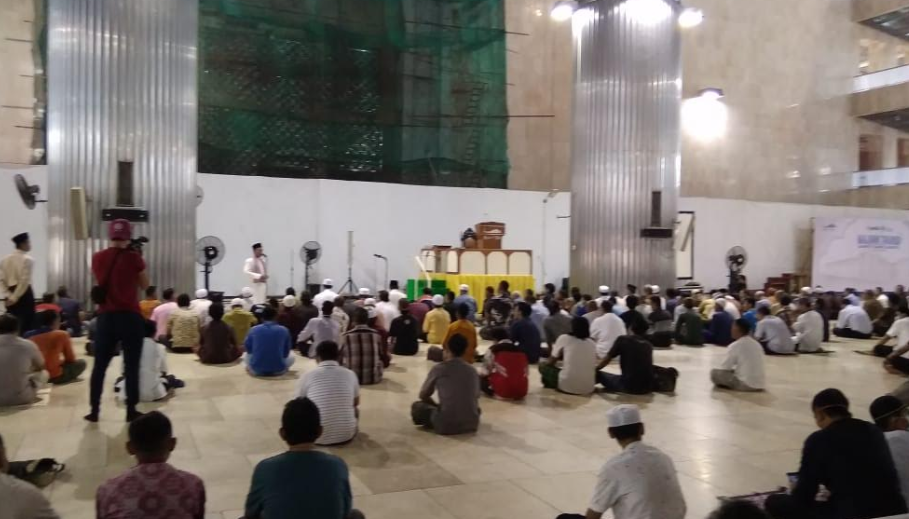 Detail Gambar Sholat Berjamaah Di Masjid Istiqlal Nomer 17