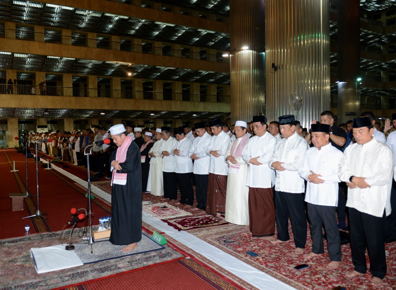 Detail Gambar Sholat Berjamaah Di Masjid Istiqlal Nomer 21