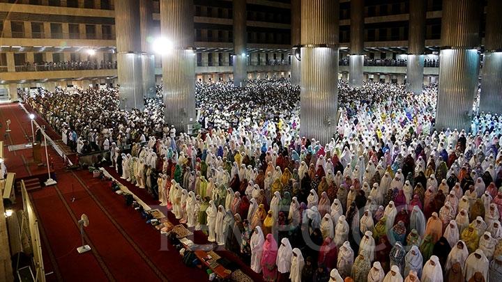 Detail Gambar Sholat Berjamaah Di Masjid Istiqlal Nomer 25