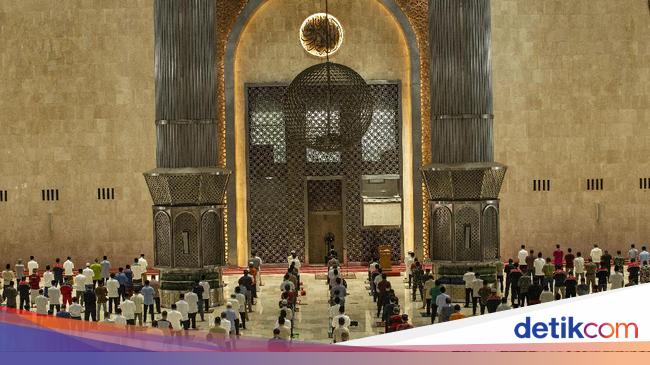 Detail Gambar Sholat Berjamaah Di Masjid Istiqlal Nomer 29