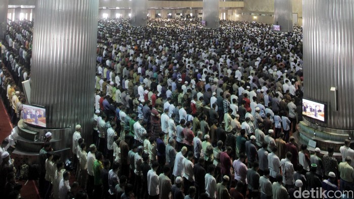 Detail Gambar Sholat Berjamaah Di Masjid Istiqlal Nomer 30