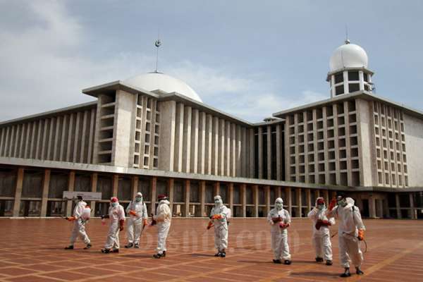 Detail Gambar Sholat Berjamaah Di Masjid Istiqlal Nomer 37