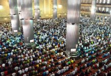 Detail Gambar Sholat Berjamaah Di Masjid Istiqlal Nomer 5