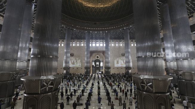 Detail Gambar Sholat Berjamaah Di Masjid Istiqlal Nomer 42