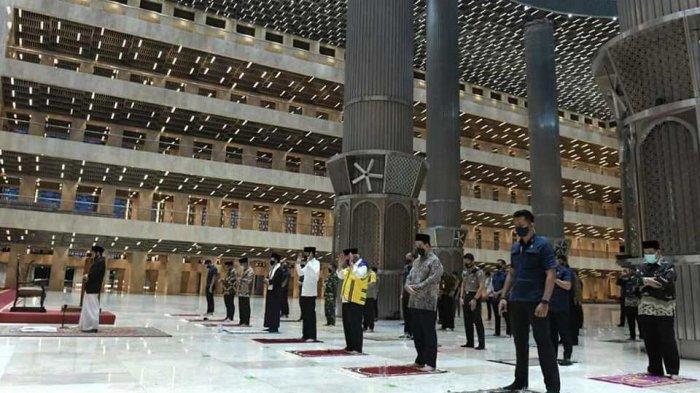 Detail Gambar Sholat Berjamaah Di Masjid Istiqlal Nomer 46