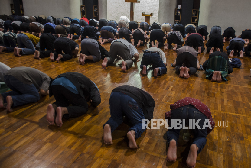 Detail Gambar Sholat Berjamaah Di Masjid Istiqlal Nomer 54