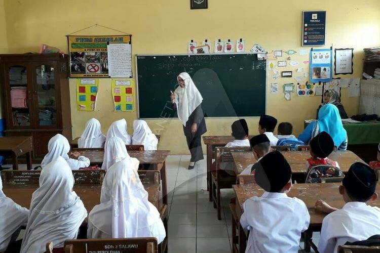 Detail Gambar Siswa Belajar Di Kelas Nomer 2