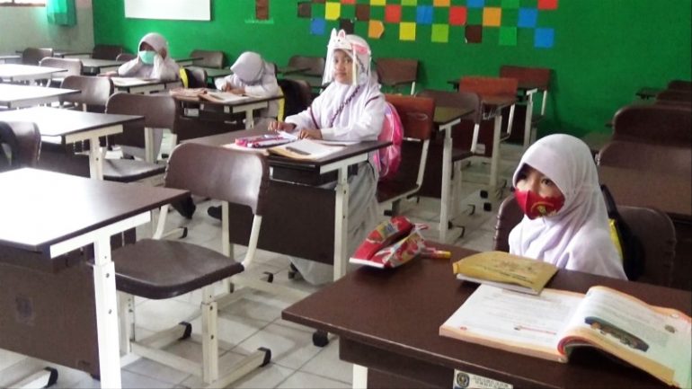 Detail Gambar Siswa Belajar Di Kelas Nomer 34