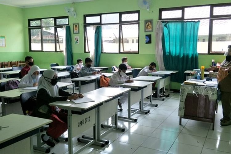 Detail Gambar Siswa Belajar Di Kelas Nomer 40