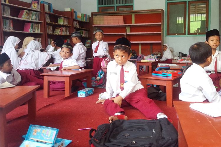 Detail Gambar Siswa Belajar Di Kelas Nomer 48