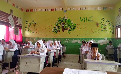 Gambar Siswa Berdoa Sebelum Belajar - KibrisPDR