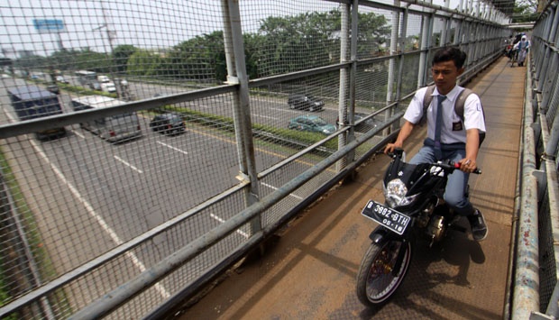 Detail Gambar Siswa Mengendarai Sepeda Motor Ke Sekolah Cartoon Nomer 56