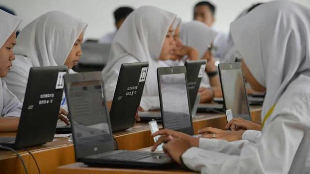 Gambar Siswa Sedang Ujian Komputer - KibrisPDR