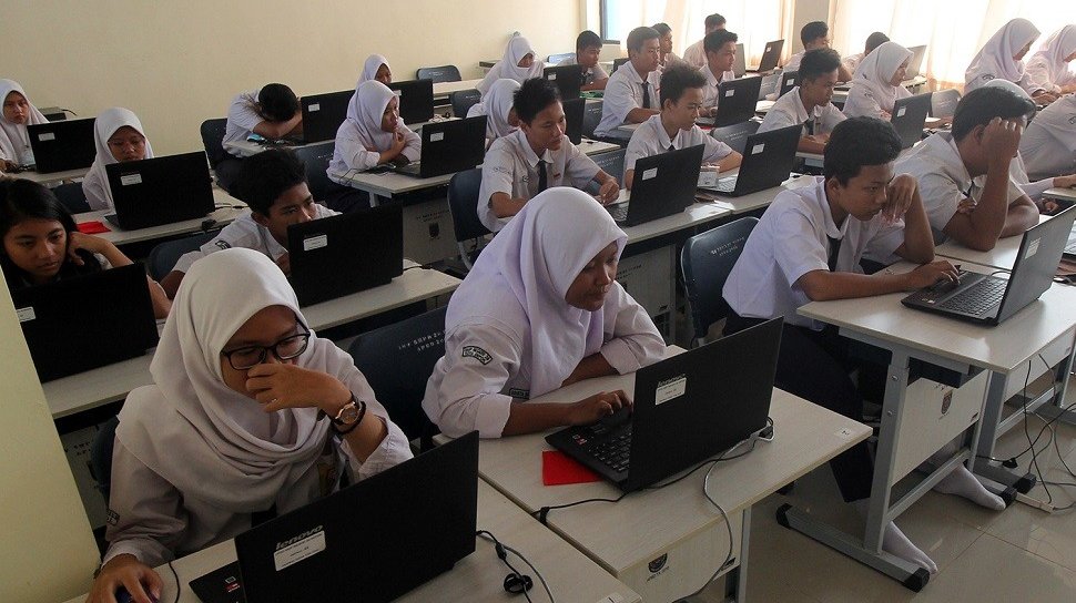 Detail Gambar Siswa Sedang Ujian Komputer Nomer 2