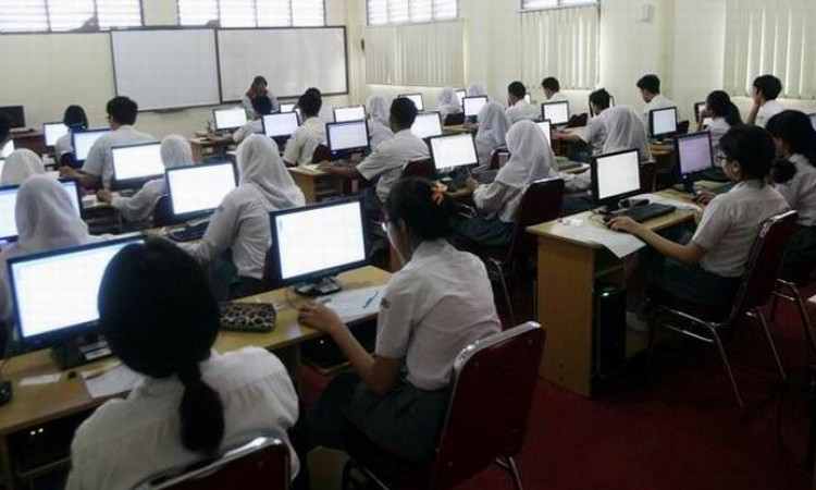 Detail Gambar Siswa Sedang Ujian Komputer Nomer 29