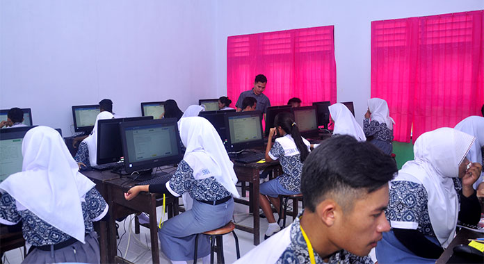 Detail Gambar Siswa Sedang Ujian Komputer Nomer 31