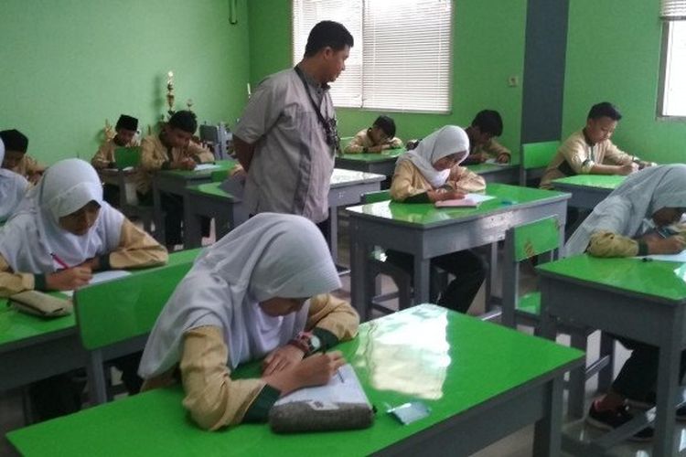 Detail Gambar Siswa Sedang Ujian Komputer Nomer 34