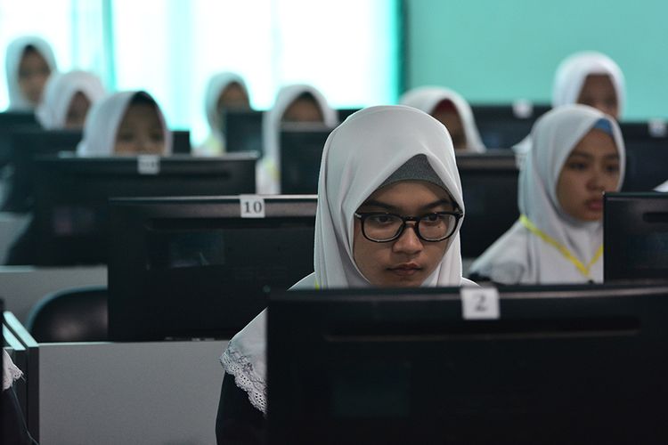 Detail Gambar Siswa Sedang Ujian Komputer Nomer 37