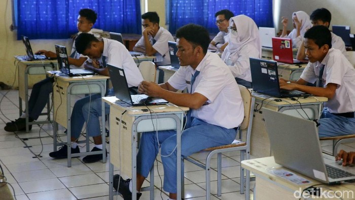 Detail Gambar Siswa Sedang Ujian Komputer Nomer 38