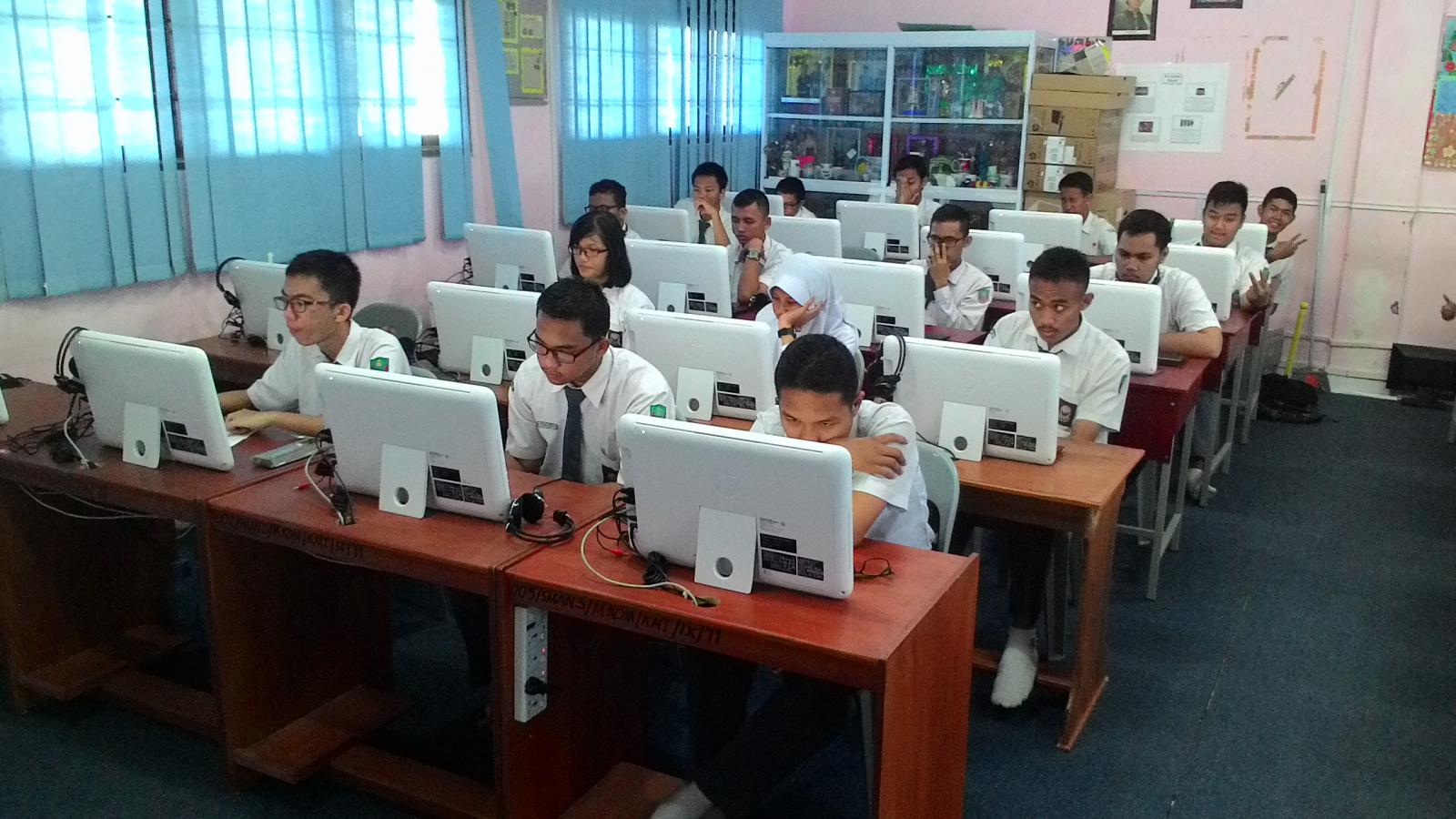 Download Gambar Siswa Sedang Ujian Komputer Nomer 6