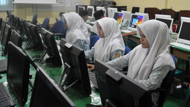 Detail Gambar Siswa Sedang Ujian Komputer Nomer 44