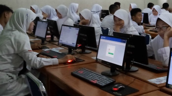 Detail Gambar Siswa Sedang Ujian Komputer Nomer 7