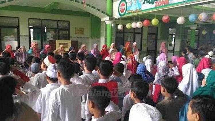 Detail Gambar Siswa Yang Berdoa Dengan Becanda Nomer 11