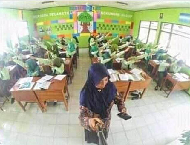 Detail Gambar Siswa Yang Berdoa Dengan Becanda Nomer 5