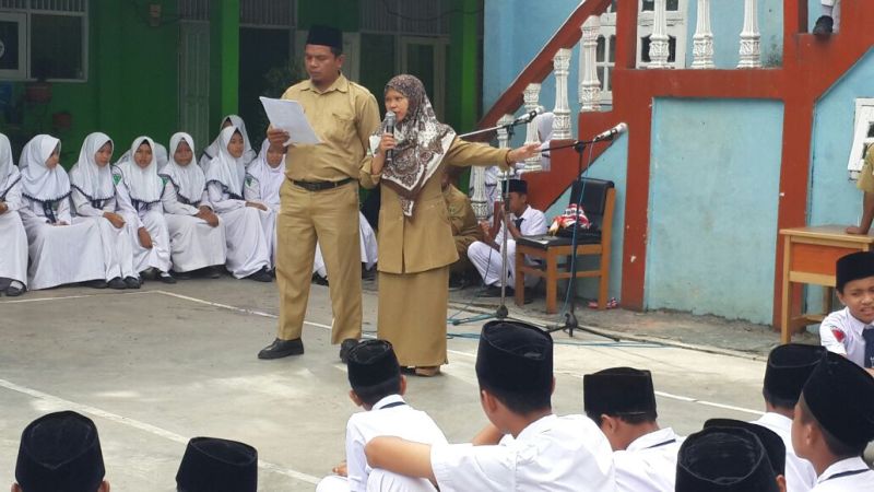 Detail Gambar Siswa Yang Berdoa Dengan Becanda Nomer 6