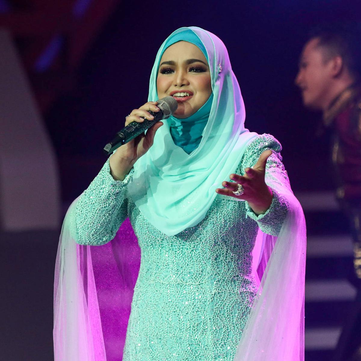 Detail Gambar Siti Nurhaliza Menyanyi Nomer 21