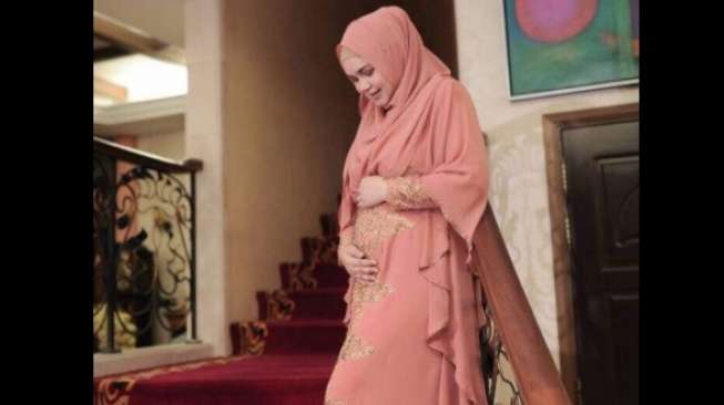 Detail Gambar Siti Nurhaliza Menyanyi Nomer 37