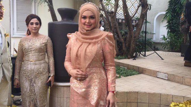 Detail Gambar Siti Nurhaliza Menyanyi Nomer 47
