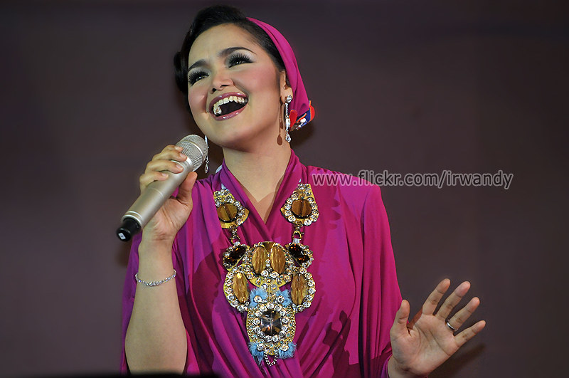 Detail Gambar Siti Nurhaliza Menyanyi Nomer 49