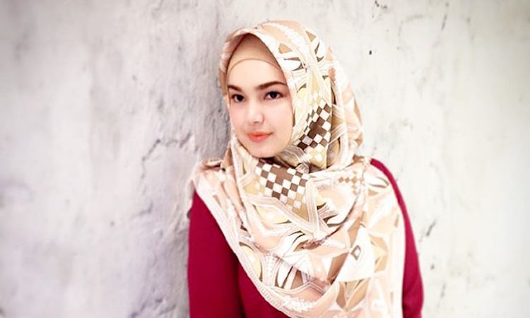 Detail Gambar Siti Nurhaliza Menyanyi Nomer 52