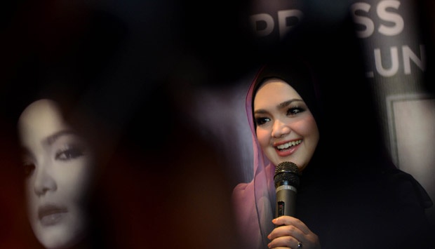 Detail Gambar Siti Nurhaliza Menyanyi Nomer 55
