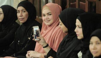 Detail Gambar Siti Nurhaliza Menyanyi Nomer 56