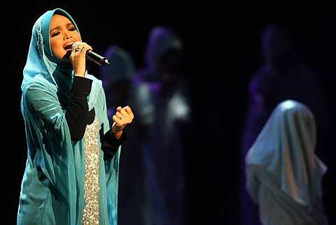 Detail Gambar Siti Nurhaliza Menyanyi Nomer 8