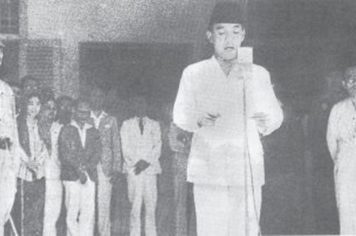 Detail Gambar Soekarno Membaca Teks Proklamasi Nomer 11