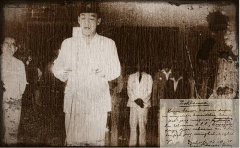 Detail Gambar Soekarno Membaca Teks Proklamasi Nomer 35