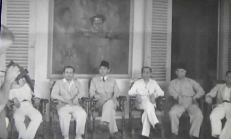 Detail Gambar Soekarno Membaca Teks Proklamasi Nomer 52