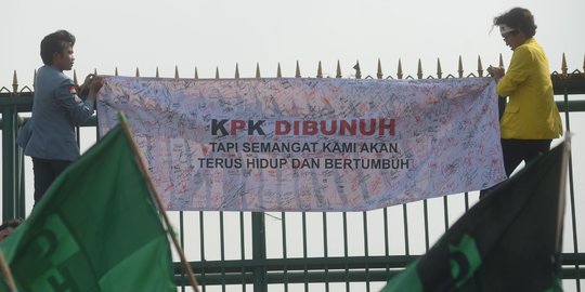 Detail Gambar Spanduk Demo Kpk Nomer 49