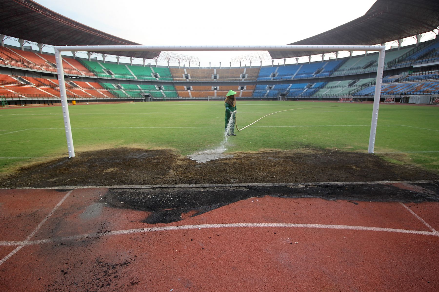 Detail Gambar Stadion Gelora Bung Tomo Nomer 28