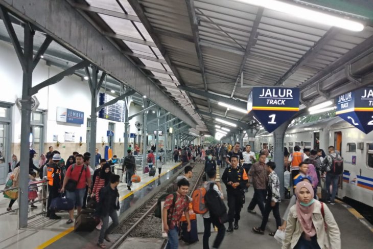 Detail Gambar Stasiun Kereta Api Gubeng Nomer 15