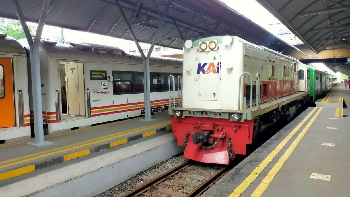 Detail Gambar Stasiun Kereta Api Gubeng Nomer 48